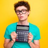 計算機を持つ男性