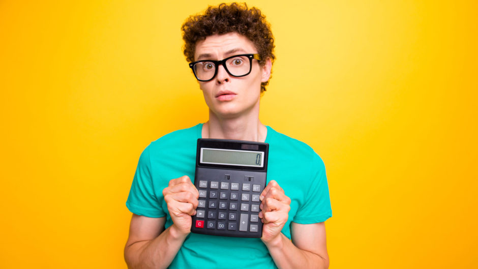 計算機を持つ男性